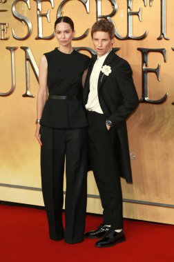Eddie Redmayne ve Katherine Waterston, Dumbledore 'un Sırları filminin 29 Mart 2022' de Londra 'daki The Royal Festival Hall' daki ilk gösterimine katıldılar..