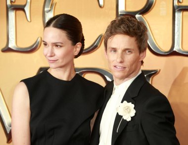 Eddie Redmayne ve Katherine Waterston, Dumbledore 'un Sırları filminin 29 Mart 2022' de Londra 'daki The Royal Festival Hall' daki ilk gösterimine katıldılar..