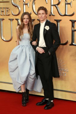 Eddie Redmayne ve Hannah Bagshawe, Dumbledore 'un Sırları filminin 29 Mart 2022' de Londra 'daki The Royal Festival Hall' daki ilk gösterimine katıldılar..