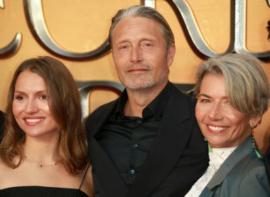 Mads Mikkelsen ve Ailesi, 29 Mart 2022 'de Londra' da bulunan The Royal Festival Hall 'da Dumbledore' un Dünya Sırları adlı gösteriye katıldı..