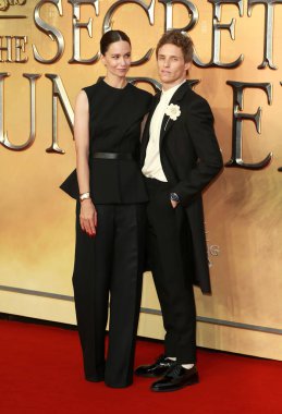 Eddie Redmayne ve Katherine Waterston, Dumbledore 'un Sırları filminin 29 Mart 2022' de Londra 'daki The Royal Festival Hall' daki ilk gösterimine katıldılar..