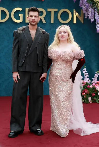 Luke Newton ve Nicola Coughlan, 12 Haziran 2024 'te Londra, İngiltere' deki Odeon Luxe Leicester Meydanı 'nda Bridgerton Sezon 3 Bölüm 2' nin özel gösterimine katıldılar..