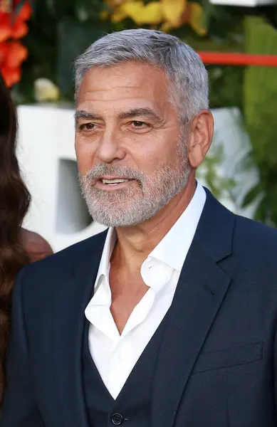 George Clooney, İngiltere 'nin başkenti Londra' da bulunan Odeon Luxe Leicester Meydanı 'nda düzenlenen Dünya Cennete Bilet Galasına katılmaktadır..