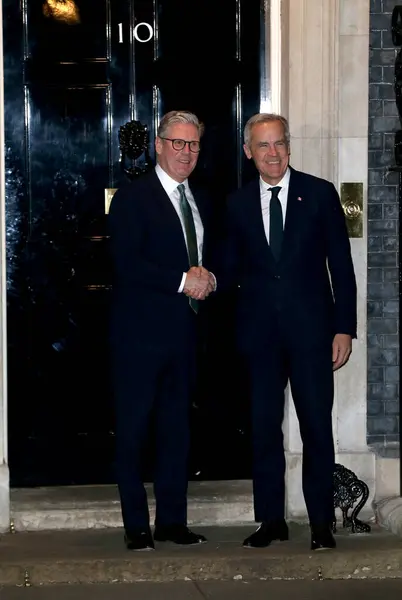 Başbakan Keir Starmer, Kanada Başbakanı Mark Carney 'i 17 Mart 2025' te Londra, İngiltere 'de Downing Street 10 numaranın önünde karşıladı..
