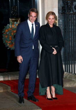 Yunanistan Başbakanı Kyriakos Mitsotakis ve eşi Mareva Grabowski, 3 Aralık 2019 'da İngiltere' nin Londra kentinde NATO liderleriyle bir karşılama için Downing Caddesi 10 numaraya geldiler..