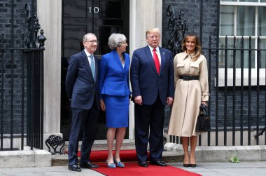 İngiltere Başbakanı Theresa May ve eşi Philip, ABD Başkanı Donald Trump ve ABD First Lady Melania Trump 'ı 4 Haziran 2019' da Londra, İngiltere 'de Downing Street 10 numarada karşılayabilir..