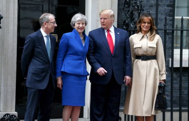 İngiltere Başbakanı Theresa May ve eşi Philip, ABD Başkanı Donald Trump ve ABD First Lady Melania Trump 'ı 4 Haziran 2019' da Londra, İngiltere 'de Downing Street 10 numarada karşılayabilir..