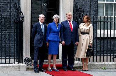 İngiltere Başbakanı Theresa May ve eşi Philip, ABD Başkanı Donald Trump ve ABD First Lady Melania Trump 'ı 4 Haziran 2019' da Londra, İngiltere 'de Downing Street 10 numarada karşılayabilir..