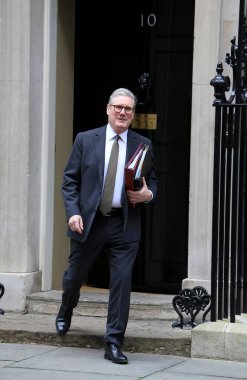 İngiltere Başbakanı Keir Starmer, 26 Mart 2025 'te İngiltere' nin Londra kentinde düzenlenen Başbakanlık Sorularının haftalık oturumuna katılmak üzere 10 Downing Street 'ten ayrıldı.. 