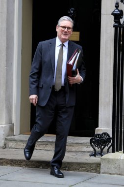 İngiltere Başbakanı Keir Starmer, 26 Mart 2025 'te İngiltere' nin Londra kentinde düzenlenen Başbakanlık Sorularının haftalık oturumuna katılmak üzere 10 Downing Street 'ten ayrıldı.. 