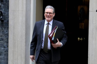 İngiltere Başbakanı Keir Starmer, 26 Mart 2025 'te İngiltere' nin Londra kentinde düzenlenen Başbakanlık Sorularının haftalık oturumuna katılmak üzere 10 Downing Street 'ten ayrıldı.. 