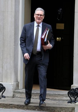 İngiltere Başbakanı Keir Starmer, 26 Mart 2025 'te İngiltere' nin Londra kentinde düzenlenen Başbakanlık Sorularının haftalık oturumuna katılmak üzere 10 Downing Street 'ten ayrıldı.. 