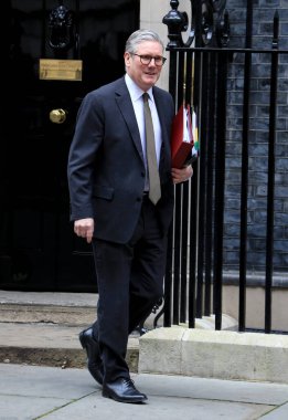 İngiltere Başbakanı Keir Starmer, 26 Mart 2025 'te İngiltere' nin Londra kentinde düzenlenen Başbakanlık Sorularının haftalık oturumuna katılmak üzere 10 Downing Street 'ten ayrıldı.. 
