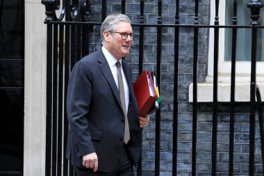 İngiltere Başbakanı Keir Starmer, 26 Mart 2025 'te İngiltere' nin Londra kentinde düzenlenen Başbakanlık Sorularının haftalık oturumuna katılmak üzere 10 Downing Street 'ten ayrıldı.. 