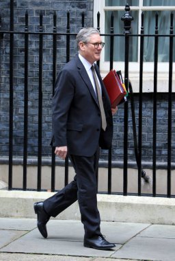 İngiltere Başbakanı Keir Starmer, 26 Mart 2025 'te İngiltere' nin Londra kentinde düzenlenen Başbakanlık Sorularının haftalık oturumuna katılmak üzere 10 Downing Street 'ten ayrıldı.. 