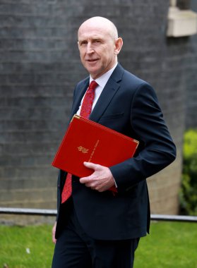 İngiltere Savunma Bakanı John Healey, 26 Mart 2025 'te Londra, İngiltere' deki kabine toplantısından sonra Downing Caddesi 10 numaradan ayrıldı..