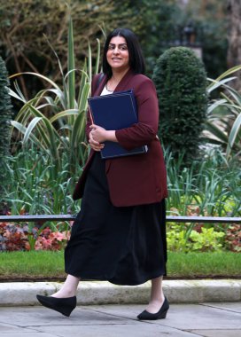 İngiltere Adalet Bakanı Shabana Mahmood, 26 Mart 2025 'te İngiltere' nin başkenti Londra 'da yapılan kabine toplantısının ardından Downing Caddesi 10 numaradan ayrıldı..