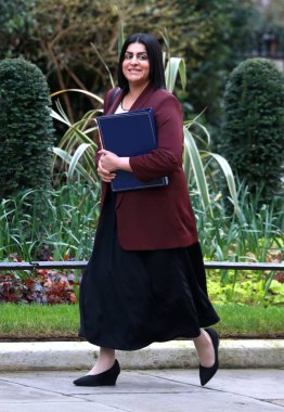 İngiltere Adalet Bakanı Shabana Mahmood, 26 Mart 2025 'te İngiltere' nin başkenti Londra 'da yapılan kabine toplantısının ardından Downing Caddesi 10 numaradan ayrıldı..