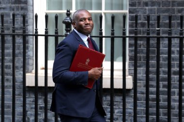 İngiltere Dışişleri Bakanı David Lammy, 26 Mart 2025 'te İngiltere' nin başkenti Londra 'da yapılan kabine toplantısının ardından Downing Caddesi 10 numaradan ayrıldı..
