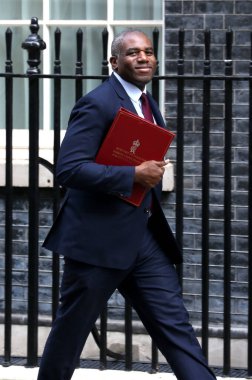 İngiltere Dışişleri Bakanı David Lammy, 26 Mart 2025 'te İngiltere' nin başkenti Londra 'da yapılan kabine toplantısının ardından Downing Caddesi 10 numaradan ayrıldı..