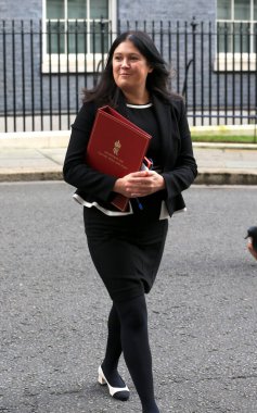 İngiltere Kültür Bakanı Lisa Nandy, 26 Mart 2025 'te Londra, İngiltere' deki bir kabine toplantısından sonra Downing Caddesi 10 numaradan ayrıldı..