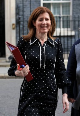 İngiltere Uluslararası Kalkınma Bakanı Jenny Chapman, 26 Mart 2025 'te Londra, İngiltere' deki bir kabine toplantısından sonra 10 Downing Street 'ten ayrıldı..