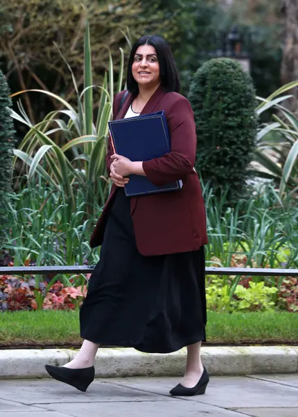 İngiltere Adalet Bakanı Shabana Mahmood, 26 Mart 2025 'te İngiltere' nin başkenti Londra 'da yapılan kabine toplantısının ardından Downing Caddesi 10 numaradan ayrıldı..