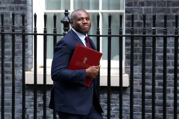 İngiltere Dışişleri Bakanı David Lammy, 26 Mart 2025 'te İngiltere' nin başkenti Londra 'da yapılan kabine toplantısının ardından Downing Caddesi 10 numaradan ayrıldı..