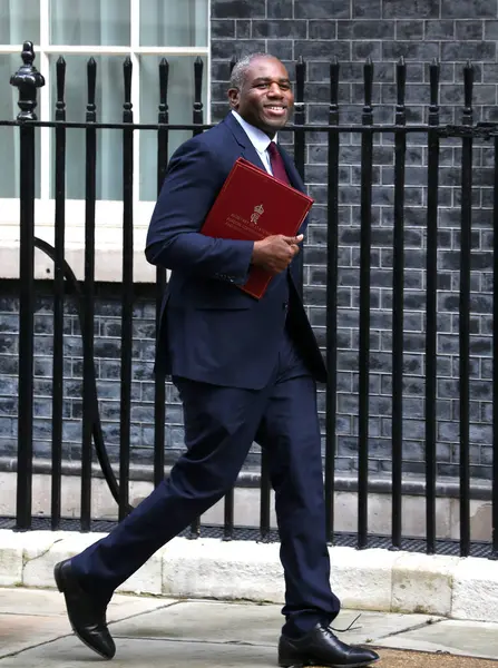 İngiltere Dışişleri Bakanı David Lammy, 26 Mart 2025 'te İngiltere' nin başkenti Londra 'da yapılan kabine toplantısının ardından Downing Caddesi 10 numaradan ayrıldı..