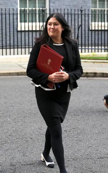 İngiltere Kültür Bakanı Lisa Nandy, 26 Mart 2025 'te Londra, İngiltere' deki bir kabine toplantısından sonra Downing Caddesi 10 numaradan ayrıldı..