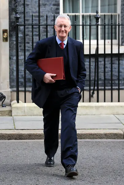 Hilary Benn, Birleşik Krallık Kuzey İrlanda sekreteri 26 Mart 2025 'te Londra, İngiltere' deki kabine toplantısından sonra Downing Caddesi 10 numaradan ayrıldı..
