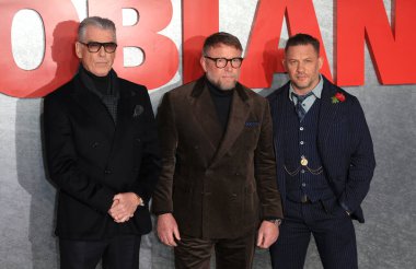 Pierce Brosnan, Guy Ritchie ve Tom Hardy 27 Mart 2025 'te Londra, İngiltere' de bulunan Odeon Luxe Leicester Meydanı 'ndaki MobLand Global Galasına katıldılar..