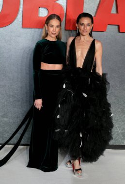Joanne Froggatt ve Lara Pulver 27 Mart 2025 'te Londra, İngiltere' de bulunan Odeon Luxe Leicester Meydanı 'ndaki MobLand Global galasına katıldılar..