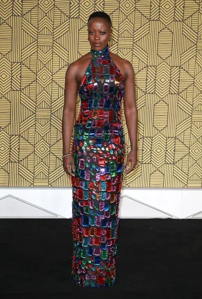 Florence Kasumba, İngiltere 'nin başkenti Londra' da 3 Kasım 2022 'de Sinema Dünyası Leicester Meydanı' nda Kara Panter Wakanda Ebedi Avrupa Premiere 'sine katıldı..