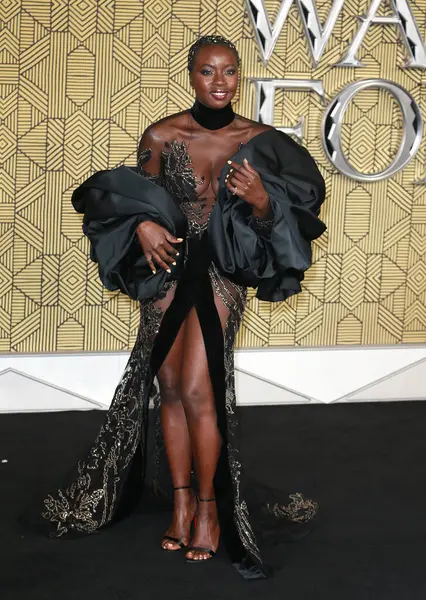 Danai Gurira, İngiltere 'nin başkenti Londra' da bulunan Sinema Dünyası Leicester Meydanı 'nda düzenlenen Kara Panter Wakanda Ebedi Avrupa Premiere' sine katılır..