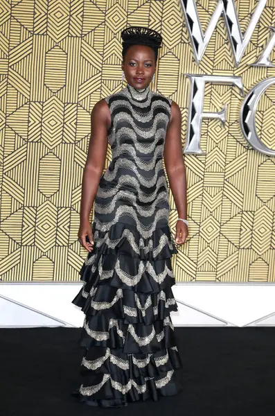 Lupita Nyong o, 3 Kasım 2022 'de Londra' da Sinema Dünyası Leicester Meydanı 'nda Kara Panter Wakanda Ebedi Avrupa Premiere' sine katılır..