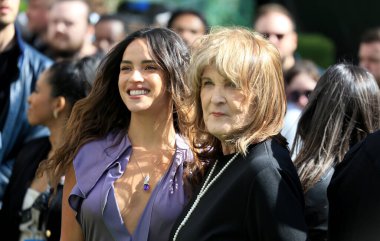 Adria Arjona (L) ve Coni Momoa (R) 30 Mart 2025 'te İngiltere' nin Londra kentinde bulunan Cineworld Leicester Meydanı 'ndaki A Minecraft Movie' nin dünya prömiyerine katıldılar..