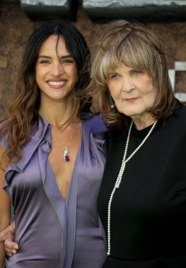 Adria Arjona (L) ve Coni Momoa (R) 30 Mart 2025 'te İngiltere' nin Londra kentinde bulunan Cineworld Leicester Meydanı 'ndaki A Minecraft Movie' nin dünya prömiyerine katıldılar..