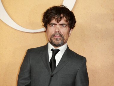 Peter Dinklage, 7 Aralık 2021 'de Londra, İngiltere' de bulunan Odeon Luxe Leicester Meydanı 'ndaki Cyrano' nun İngiltere prömiyerine katılır..