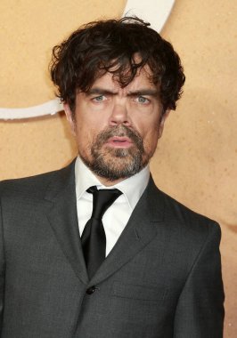 Peter Dinklage, 7 Aralık 2021 'de Londra, İngiltere' de bulunan Odeon Luxe Leicester Meydanı 'ndaki Cyrano' nun İngiltere prömiyerine katılır..