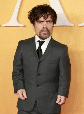Peter Dinklage, 7 Aralık 2021 'de Londra, İngiltere' de bulunan Odeon Luxe Leicester Meydanı 'ndaki Cyrano' nun İngiltere prömiyerine katılır..