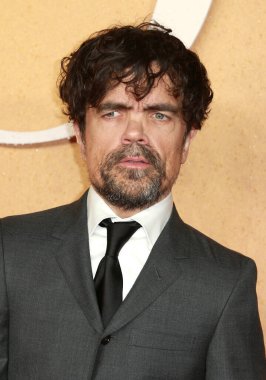 Peter Dinklage, 7 Aralık 2021 'de Londra, İngiltere' de bulunan Odeon Luxe Leicester Meydanı 'ndaki Cyrano' nun İngiltere prömiyerine katılır..