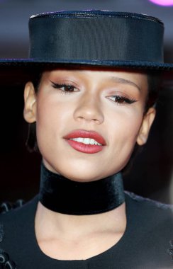 Taylor Russell, Londra 'nın başkenti Londra' daki The Royal Festival Hall 'da düzenlenen 66. BFI Londra Film Festivali sırasında Bones & All galasına katılmıştır.. 