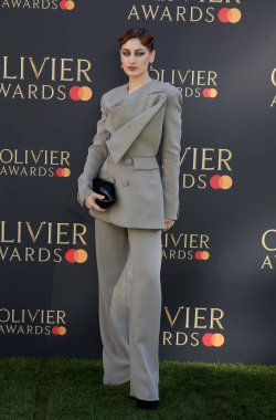 Georgie Buckland, The Olivier Ödülleri 2025 'e Londra' da Royal Albert Hall 'da katılmaktadır..