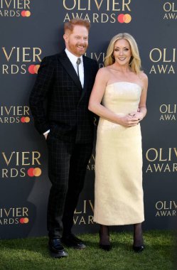 Jesse Tyler Ferguson ve Jane Krakowski The Olivier Ödülleri 2025 'te Londra' da The Royal Albert Hall 'da katıldılar..