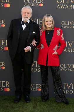 Leigh Lawson ve Twiggy, Londra 'da bulunan Royal Albert Hall' da 2025 Olivier ödüllerine katıldılar..