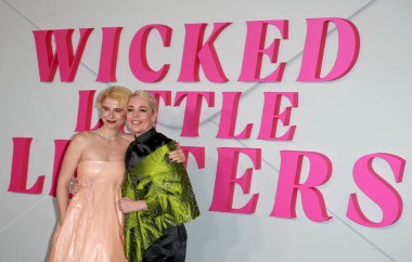 Jessie Buckley ve Olivia Colman, Odeon Luxe Leicester Meydanı 'ndaki 