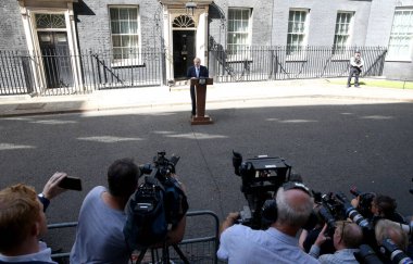 Yeni Başbakan Boris Johnson basına konuştu. Yeni Başbakan Boris Johnson 24 Temmuz 2019 'da Londra, İngiltere' de Downing Street 10 numaranın önünde basın mensuplarına konuştu..