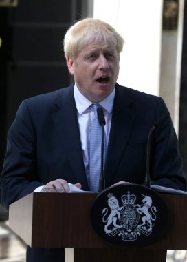 Yeni Başbakan Boris Johnson basına konuştu. Yeni Başbakan Boris Johnson 24 Temmuz 2019 'da Londra, İngiltere' de Downing Street 10 numaranın önünde basın mensuplarına konuştu..