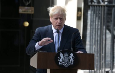 Yeni Başbakan Boris Johnson basına konuştu. Yeni Başbakan Boris Johnson 24 Temmuz 2019 'da Londra, İngiltere' de Downing Street 10 numaranın önünde basın mensuplarına konuştu..